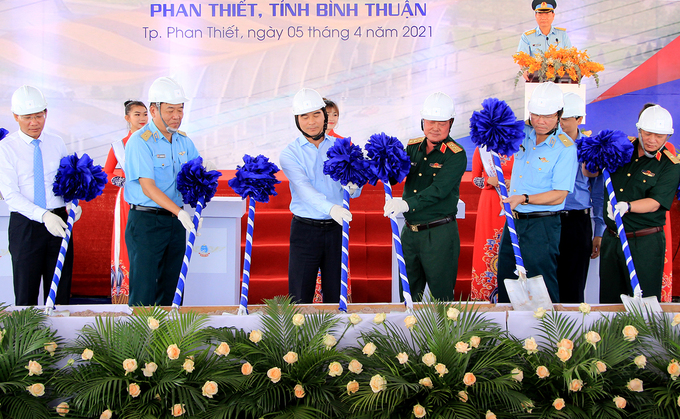 Đại diện Bộ Quốc phòng và tỉnh Bình Thuận động thổ triển khai dự án sân bay Phan Thiết, ngày 5/4. Ảnh: Cổng thông tin tỉnh Bình Thuận.